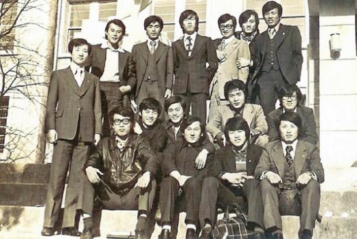 ▲1975년에 찍은 사진. 뒷줄 오른쪽 세번째가 강삼재 전 의원, 가운데줄 오른쪽 세번째(앉은 사람)가 문재인 후보