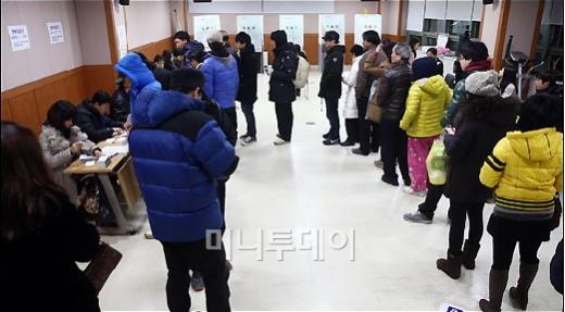 ↑19일 오전 서울 삼성2동 문화센터에 마련된 투표소에서 유권자들이 투표를 하기 위해 줄을 길게 서 있다.ⓒ임성균 기자<br>
