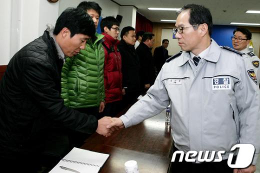 [사진]김기용경찰청장, ‘성폭행범 탈주사건’ 일산서 합동수사반 방문
