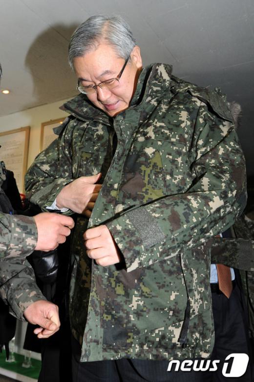 [사진]군복 입는 김성환 장관