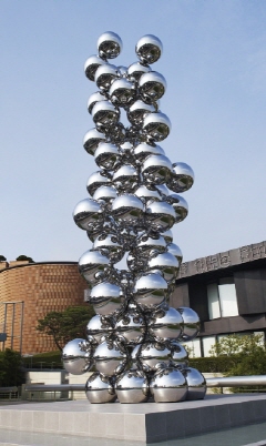 ↑아니쉬 카푸어 '큰 나무와 눈', 2009, 스테인리스 스틸, 15x5x5m, 삼성미술관 Leeum 소장 