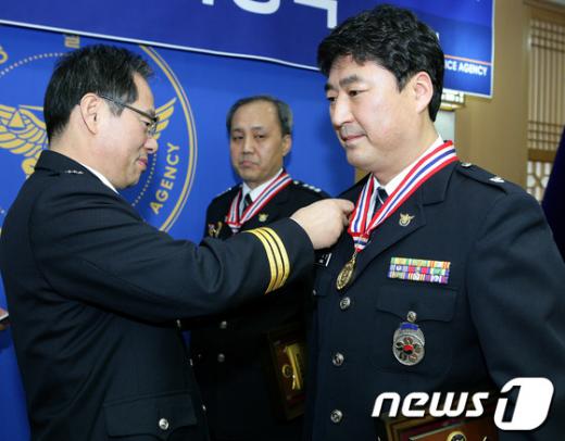 [사진]참수리상 시상하는 김기용 경찰청장