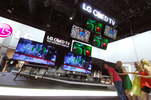 LG전자가 8일(현지시간)부터 미국 라스베이거스에서 열리는 세계최대 가전전시회 '2013 CES'에서 선보이는 19대의 OLED TV. ⓒ사진제공=LG전자