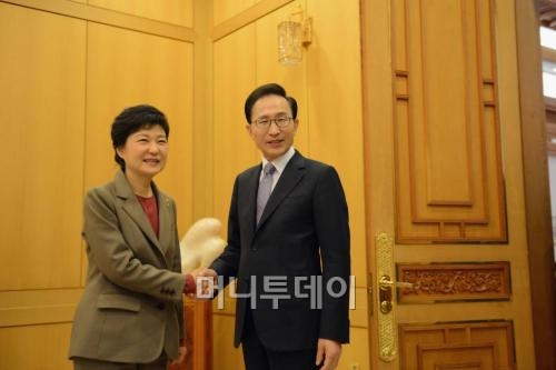 ↑ 이명박 대통령과 박근혜 당선인이 지난해 12월28일 오후 청와대에서 만나 악수를 나누고 있다.ⓒ뉴스1 오대일 기자(청와대 제공)