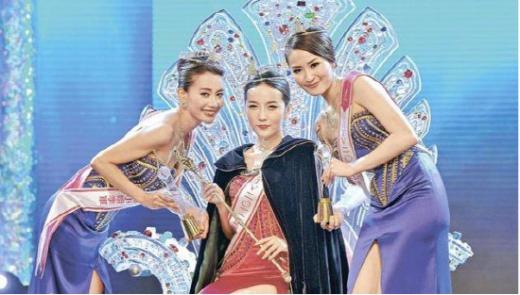 ▲ 2012년 1월 ATV가 주최한 '미스 아시아' 선발 대회에서 우승을 차지한 핑수빙(가운데), 2위 왕자민(오른쪽), 3위 홍이주(왼쪽). (ⓒATV)