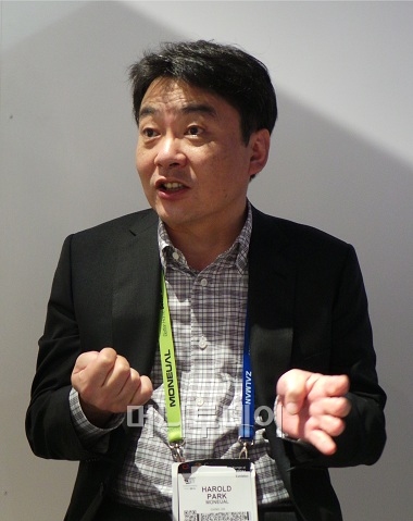 박홍석 모뉴엘 사장이 9일(현지시간) 미국 라스베이거스에서 열린 세계 최대 가전전시회(CES)에서 주목받은 '테이블PC'를 소개하고 있다.