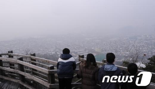 13일 오전 서울 남산에서 바라본 도심 일대가 안개 낀 모습을 보이고 있다.  News1 손형주 기자