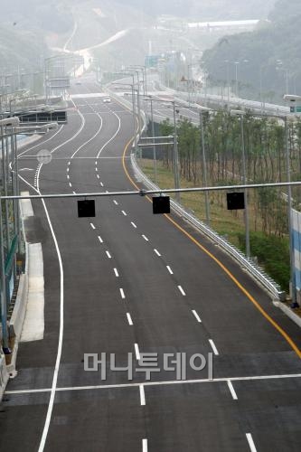 ↑분당선 연장노선이 지난해 11월 서울 왕십리와 수원 망포역까지 연장됐고 2009년 7월에는 용인-서울간 고속도로가 개통되면서 서울 출퇴근 시간은 종전 1시간~1시간 20분대에서 30~40분대로 단축됐다. 사진은 용서고속도로 개통 당시 모습.