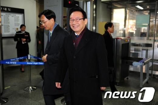 [사진]웃으며 법정 나서는 김기병 회장
