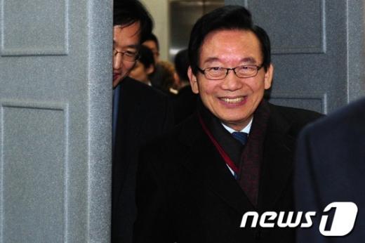 [사진]웃으며 법정 나서는 김기병 회장