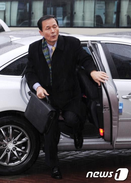 [사진]차에서 내리는 김장수 인수위 외교국방통일분과 간사