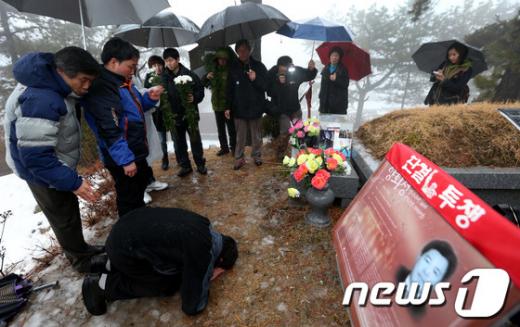 [사진]용산참사 희생자 묘역 참배