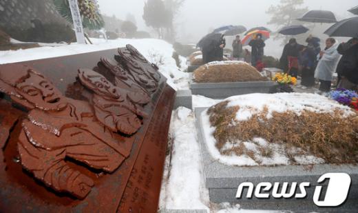 [사진]특별사면 철거민들, 용산참사 희생자 묘역 참배
