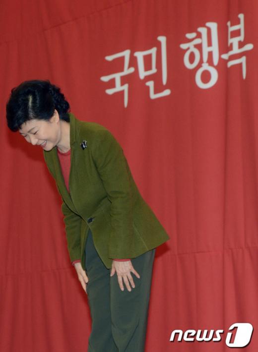 [사진]인사하는 박근혜 대통령 당선인