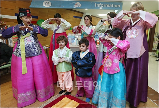 [사진]서초구, 다국적 아이들 설맞이 한국 문화 체험