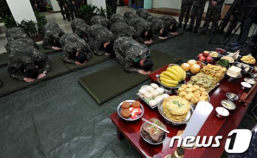 [사진]군에서 설 보내는 장병들