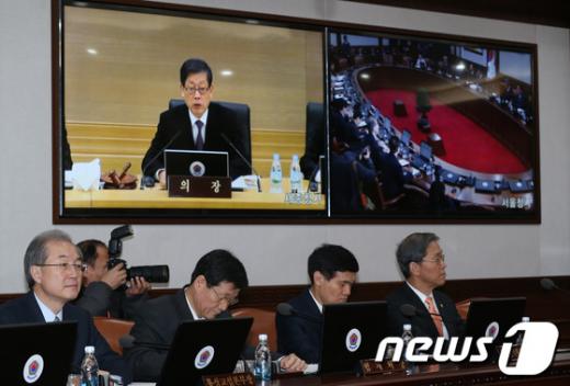 [사진]김황식 총리, 첫 영상 국무회의 주재