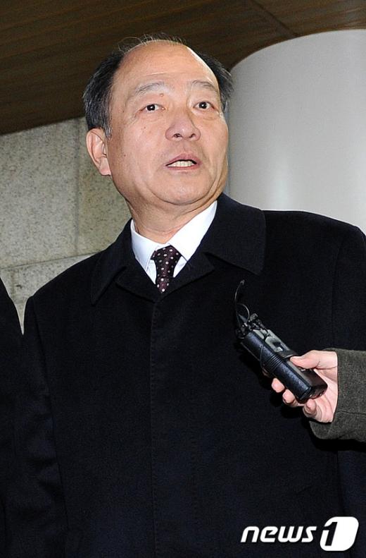 권혁 시도상선 회장이 12일 선고공판에 출석하기 위해 서울중앙지법으로 들어가고 있다.   News1 박지혜 기자