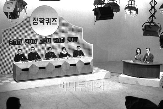 ↑SK그룹이 40년간 후원하고 있는 MBC 장학퀴즈의 초창기 모습(1973년 2월).