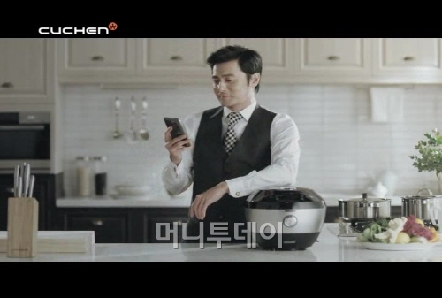 배우 장동건씨가 출연한 쿠첸 밥솥 '스마트 NFC' 방송 광고 장면.