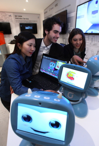 ↑KT가 25일부터 28일까지 스페인 바르셀로나에서 개최되는  '모바일월드콩그레스(MWC)2013'에서 '오픈 에코 시스템'을 도입해 건전한 로봇 생태계를 만들어 가고 있는'키봇' 서비스를 선보인다. 서비스를 소개하고 있는 KT MWC 전시관의 모습.