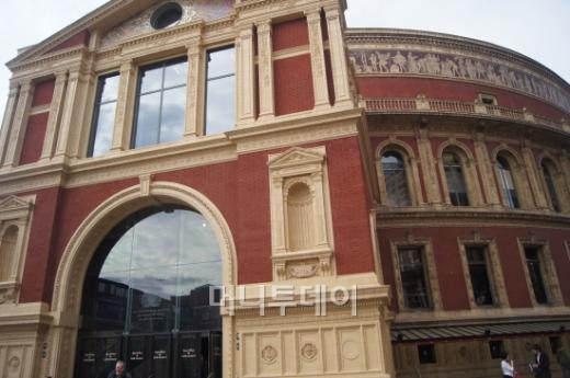↑매년 여름 세계 최대 클래식 축제인 BBC 프롬스가 열리는 런던 로열 앨버트 홀(Royal Albert Hall). ⓒ사진=송원진