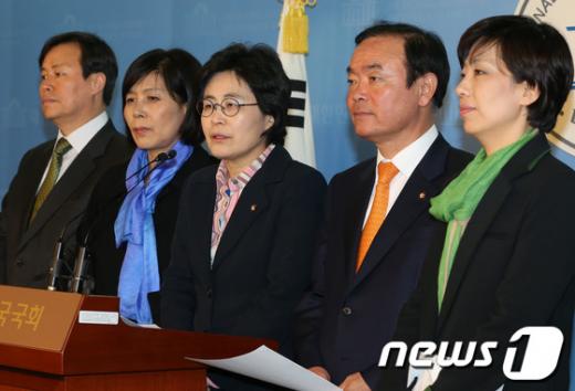 [사진]민주당 문방위, 박근혜 대통령 담화문 비판