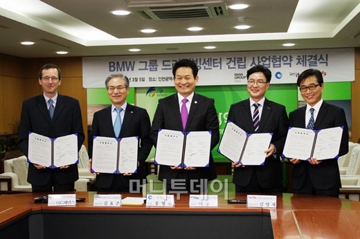 ↑5일 김효준 BMW코리아 사장(사진 왼쪽에서 두번째)이 송영길 인천시장(사진 가운데)과 드라이빙센터 건립에 대한 사업협약을 체결했다. 