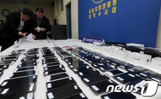 [사진]해외로 스마트폰 밀수출한 일당 검거