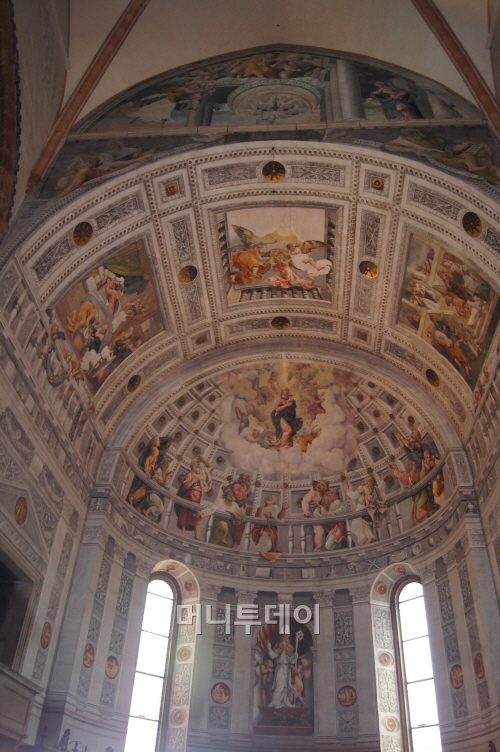 ↑ 두오모성당의 내부 중앙 제단의 돔을 장식하고 있는 돔 프레스코화. ⓒ 사진=송원진
