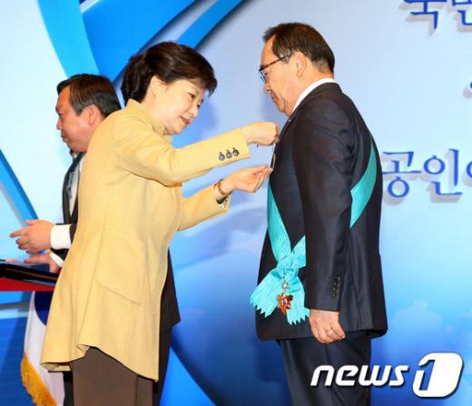 [사진]훈장 수여하는 박근혜 대통령