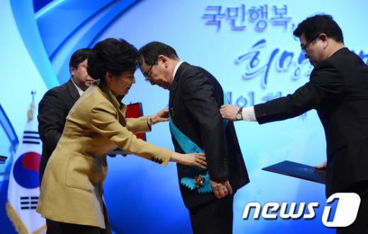 [사진]훈장 수여하는 박근혜 대통령