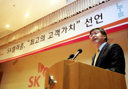 ↑박인식 SK텔레콤 사업총괄이 21일 서울 을지로 T타워에서 열린 기자간담회에서 T끼리 요금제에 설명하고 있다.