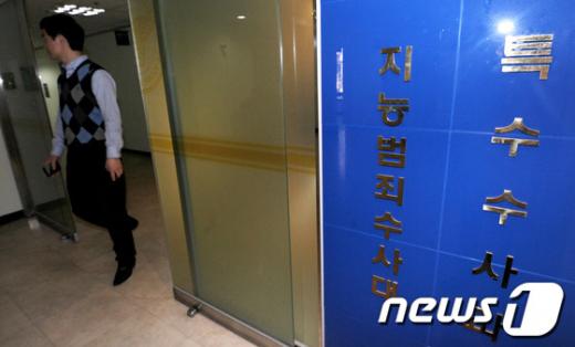 경찰이 성접대 의혹에 오르내리는 유력인사들에 대한 줄소환을 예고한 가운데 서울 서대문구 경찰청 특수수사과에 관계자들이 출입하고 있다.  News1 안은나 기자