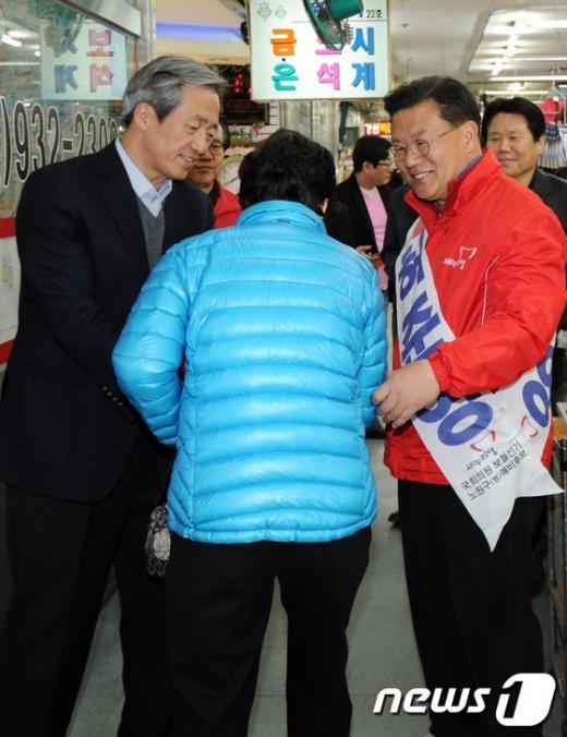 [사진]정몽준 의원과 함께 인사하는 허준영 후보