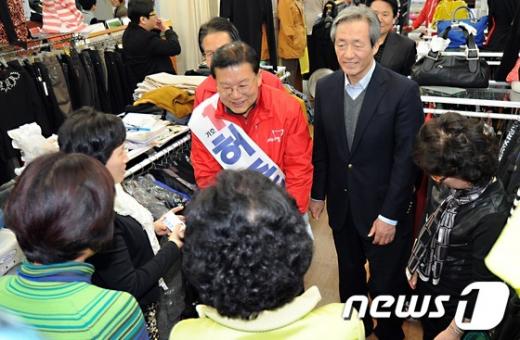 [사진]정몽준 의원과 함께 인사하는 허준영 후보