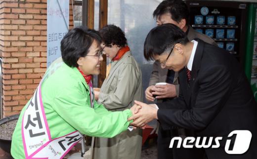 [사진]주민들과 인사하는 김지선 후보