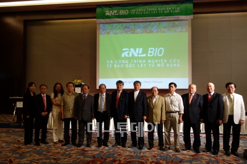 ↑ 4일 라정찬 알앤엘바이오 원장(왼쪽에서 7번째)이 베트남보건부 공무원과 의사들을 대상으로 줄기세포 기술과 관련한 강연회를 마치고 기념사진을 찍고 있다.