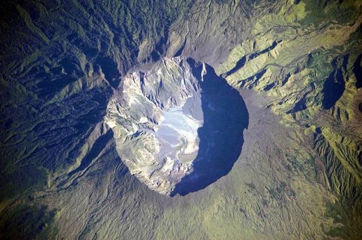 ▲화산 폭발로 생긴 탐보라산 정상의 칼데라 호수. 백두산 천지나 한라산 백록담과 비슷한 성격의 것이지만 지름이 7km에 달한다.