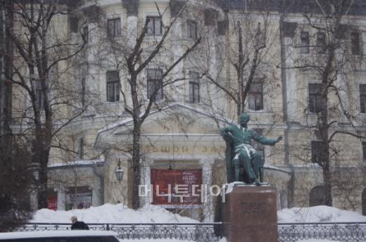 ↑ 모스크바 국립 차이코프스키 음악원에 있는 차이코프스키 동상과 학교내의 가장 큰 콘서트홀인 '볼쇼이 잘'의 모습 . 이곳이 모스크바 최고의 콘서트 홀이다 ⓒ사진=송원진