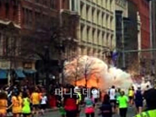 ↑ 미국 보스턴 마라톤 대회 결승선 근처에서 15일(현지시간) 두 차례 폭발이 발생해 2명이 숨지고 20여명 이상이 부상했다. (ⓒ사진=블룸버그)<br>
<br>
