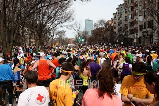 ▲15일(현지시간) 미국 보스턴 마라톤 대회 결승선 근처에서 두 차례 폭발이 발생해 2명이 숨지고 20여명 이상이 부상했다.(사진ⓒAFP=News1)<br>
