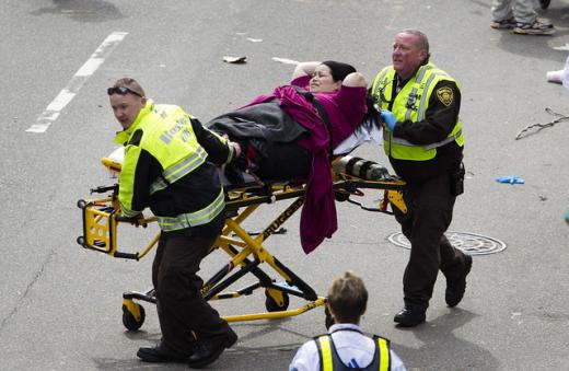 15일(현지시간) 미국 보스턴 마라톤대회 결승점 지점 부근에서 2건의 폭발사고가 발생해 사상자가 속출했다. 아수라장이 된 현장에서 응급 구조 대원들이 환자를 이송하고 있다. (ⓒ블룸버그)<br>
