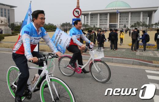 [사진]자전거 타며 평창동계올림픽 홍보하는 김태흠-염동열
