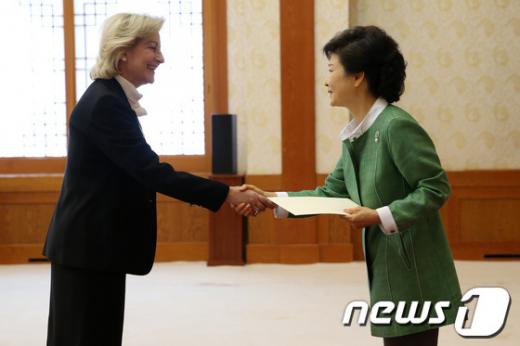 [사진]사이프러스대사 신임장 받는 박 대통령