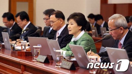 [사진]박근혜 대통령, 국무회의 주재