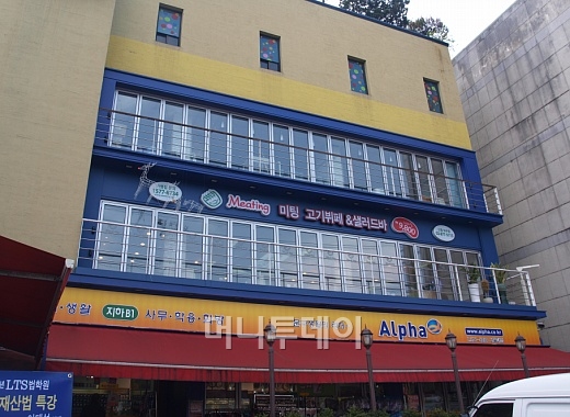 1978년 설립된 신림동 '광장서적' 자리에 문구점과 음식점이 들어서 있다. / 사진=송학주 기자