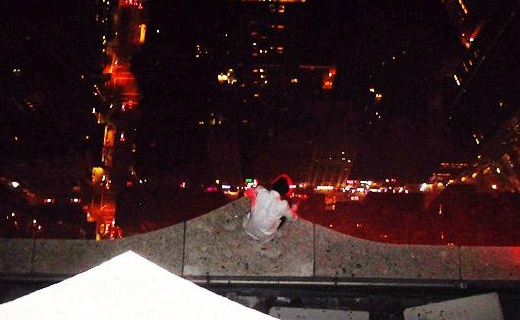 지난 24일(현지시간) 밤 11시 45분께 뉴욕시 엠파이어 스테이트 빌딩 85층 전망대에서 아래로 뛰어내리려던 남성의 아찔한 당시 모습이 포착됐다./뉴욕데일리뉴스 사진 캡처
