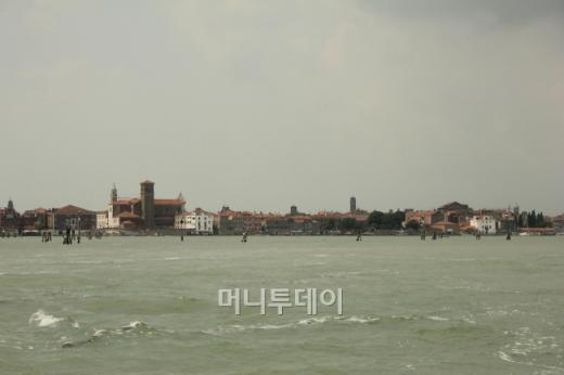 ↑저 멀리 ‘산자의 섬’ 베네치아 본 섬이 보인다. ⓒ사진=송원진