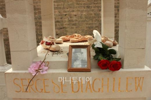 ↑세르게이 디아길레프의 무덤엔 그의 사진과 발레슈즈와 꽃이 놓여있다. 오른쪽 빨간 장미 두송이가 내가 그에게 바친 마음이다. ⓒ사진=송원진
